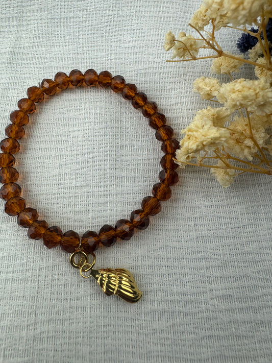 bracelet perles de verres marrons et breloque coquillage doré